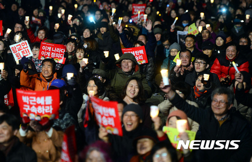 【서울=뉴시스】조성봉 기자 = 10일 오후 서울 종로구 광화문광장에서 열린 ‘촛불 승리, 탄핵 축하’ 촛불문화제에서 시민들이 촛불을 들고 환호하고 있다. 2017.03.10. suncho21@newsis.com