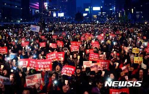 【서울=뉴시스】추상철 기자 = 박근혜 전 대통령의 탄핵선고 이틀째인 11일 오후 서울 종로구 광화문광장에서 열린 마지막 촛불집회에서 참가자들이 '촛불승리'를 외치고 있다. 2017.03.11.  scchoo@newsis.com