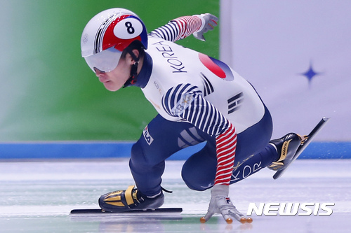 Korea's Yi Ra Seo competes in the men's 1,000 meter final of the ISU World Short Track Speed Skating Championships at Ahoy stadium in Rotterdam, Netherlands, Sunday, March 12, 2017. (AP Photo/Peter Dejong)