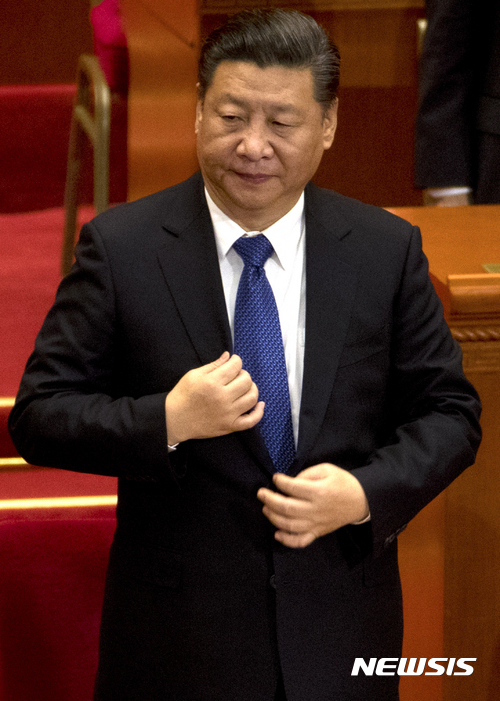 【베이징=AP/뉴시스】시진핑 중국 국가주석이 13일 베이징 인민대회당에서 열린 정협 폐막을 마친 후 자리에서 일어나며 옷매무새를 가다듬고 있다. 2017.03.13 