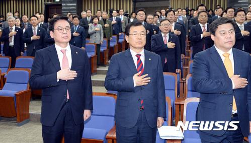 【서울=뉴시스】박영태 기자 = 정우택(왼쪽) 원내대표가 13일 오후 서울 여의도 국회에서 진행된 자유한국당 의원총회에서 국민의례를 하고 있다. 왼쪽부터 정 원내대표, 이현재 정책위의장, 김선동 원내수석부대표. 2017.03.13. since1999@newsis.com