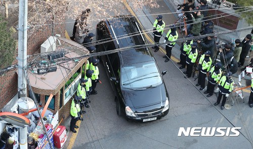 【서울=뉴시스】사진공동취재단 = 15일 서울 강남구 박근혜 전 대통령 자택으로 경호차량으로 추정되는 차량 한 대가 빠져나오고 있다. 2017.03.15.   photo@newsis.com