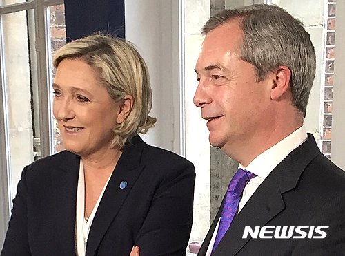 【서울=뉴시스】프랑스의 유력 대선 주자인 마린 르펜 국민전선(FN) 대표(왼쪽)와 나이절 패라지 전 영국독립당(UKIP) 대표가 파리에서 만나 대화하고 있다. 프랑스 LBC방송은 15일(현지시간) 패라지가 진행한 르펜의 인터뷰를 공개했다. <출처: 패라지 트위터> 2017.3.15. 