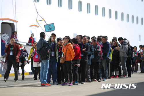 【제주=뉴시스】제주를 찾은 외국인 단체 관광객. (사진=뉴시스DB)