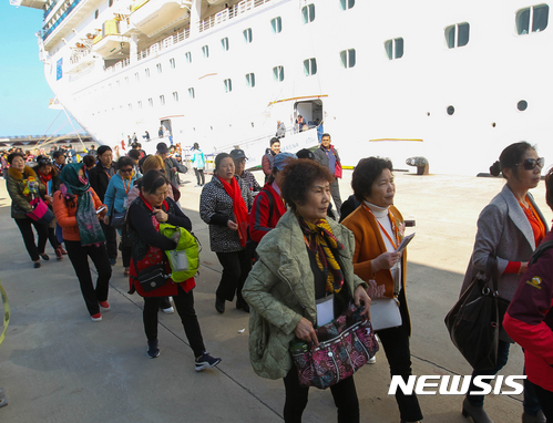 [제주=뉴시스] 코스타 세레나호를 타고 제주항 7부두에 입항한 중국 단체관광객들. 뉴시스DB