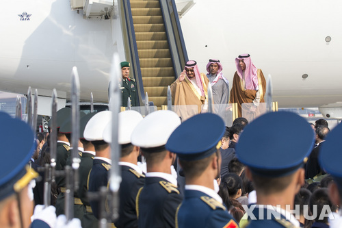 【베이징=신화/뉴시스】살만 빈 압둘아지즈 알사우드 사우디아라비아 국왕이 15일 중국 베이징 공항에 도착하고 있다. 2017.03.16 