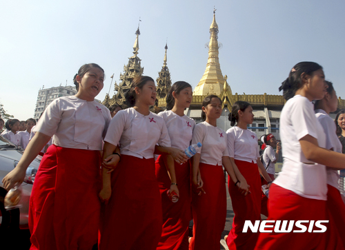 【양곤=AP/뉴시스】지난 3월15일 미얀마 최대 도시에서 간호사들이 구호를 외치며 항의 시위를 벌이고 있다. 보건부가 공무 3년을 마친 뒤에야 간호사 및 조산원 등록 및 면허가 가능하다고 발표하자 수백 명이 시위에 나섰다. 2017. 3. 15. 