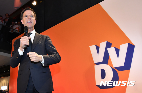 【헤이그=AP/뉴시스】네덜란드 자유민주당(VVD)의 마르크 뤼테 총리가 15일(현지시간) 헤이그에서 지지자들을 만나 총선 승리 연설을 하고 있다. 2017.3.16.