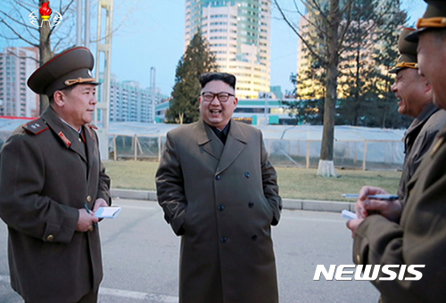 【서울=뉴시스】김정은 북한 국무위원장이 려명거리 완공 목표일인 김일성 생일 기념일(태양절·4월15일)을 한 달가량 앞두고 건설 현장을 또 다시 찾았다고 조선중앙TV가 16일 보도했다.  이번 시찰에는 황병서 총정치국장, 김정관 인민무력성 부상, 마원춘 국무위원회 설계국장 등이 동행했다. 2017.03.16. (사진=조선중앙TV 캡쳐)  photo@newsis.com