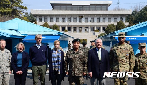 【파주=뉴시스】사진공동취재단 = 렉스 틸러슨 미국 국무장관(오른쪽 세번째)이 17일 경기도 파주시 판문점을 방문, 빈센트 브룩스 한미연합사령관(오른쪽 두번째), 임호영 한미연합사부사령관(오른쪽 네번째) 등 관계자들과 사진촬영을 하고 있다. 2017.03.17.   photo@newsis.com