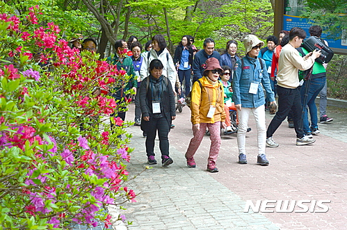 【순창=뉴시스】정경재 기자 = 17일 전북 순창군은 올해 전북방문의 해를 맞아 특색 있는 관광인프라를 대폭 확대한다고 밝혔다. 사진은 해마다 120만명에 달하는 관광객이 찾고 있는 순창 강천산 힐링코스의 모습. 2017.03.17. (사진= 순창군 제공)  photo@newsis.com