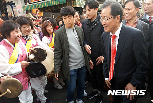 【대구=뉴시스】박준 기자 = 홍준표 경남도지사는 18일 오후 대구시 중구 서문시장에서 제19대 대통령선거 출마를 공식 선언했다. 이날 출정식을 마친 홍 지사가 시민풍물패와 인사를 하고 있다. 2017.03.18  june@newsis.com