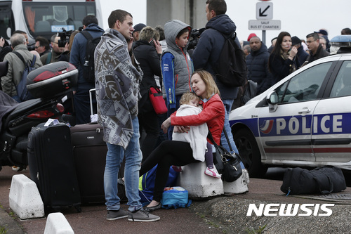 【파리 =AP/뉴시스】18일(현지시간) 프랑스 파리의 오를리공항에서 순찰 군인의 총을 빼앗은 남성이 사살됐다. 사진은 공항 폐쇄 뒤 이용객들이 대피하는 모습. 2017.3.18. 