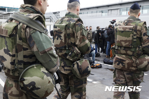 【파리 =AP/뉴시스】18일(현지시간) 프랑스 파리의 오를리공항에서 순찰 군인의 총을 빼앗은 남성이 사살됐다. 사진은 군인들이 공항 경비를 서고 있는 모습. 2017.3.18. 