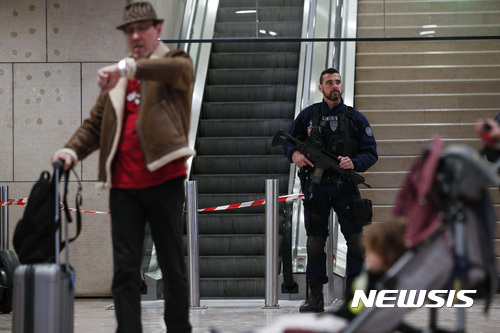 【파리=AP/뉴시스】18일(현지시간) 프랑스 파리 남부 오를리 공항에서 경비경찰이 경계를 펼치고 있다. 이날 오를리 공항에서 프랑스 태생의 지예드 벤 벨가셈이 군인의 총을 탈취하려다 현장에서 사살됐다. 2017.3.19