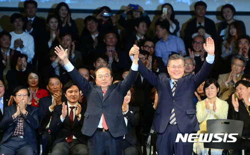 【부산=뉴시스】 하경민 기자 = 19일 오후 부산 동구 부산항국제여객터미널 5층 컴퍼런스홀에서 열린 문재인 전 더불어민주당 대표의 부산지역 선거대책위원회 구성 기자회견에 참석한 문 전 대표가 상임선대위원장을 맡을 예정인 오거돈 전 해양수산부 장관과 손을 들고 인사하고 있다.  부산선대위에는 오거돈 전 해양수산부 장관이 상임선대위원장을 맡고, 부산지역 국회의원 2명과 지역위원장 등 100여명이 참여했다. 2017.03.19.  yulnetphoto@newsis.com 