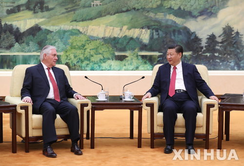 【베이징=신화/뉴시스】중국 시진핑(習近平) 국가주석이 19일 오전 베이징 인민대회당에서 렉스 틸러슨 미국 국무장관과 회담을 갖고 있다. 시 주석은 이날 회담에서 