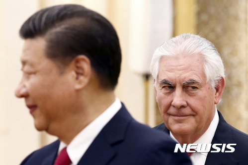 【베이징=AP/뉴시스】중국 시진핑(習近平) 국가주석이 19일 오전 베이징 인민대회당에서 렉스 틸러슨 미국 국무장관과 회담을 열기에 앞서 틸러슨 장관이 시 주석 뒤에 서있다. 시 주석은 이날 회담에서 