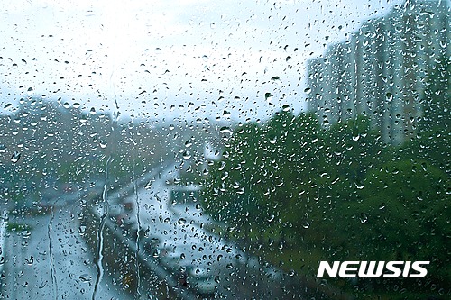 【제주=뉴시스】제주지방기상청은 춘분인 20일 제주지역에 최고 60㎜ 이상 많은 비가 내릴 것으로 예보했다. (사진=뉴시스DB)