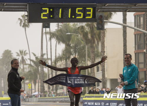 【AP/뉴시스】 = 케냐의 엘리샤 바르노 선수가 19일 열린 로스앤젤레스 국제마라톤대회 남자부에서 우승을 차지했다.  