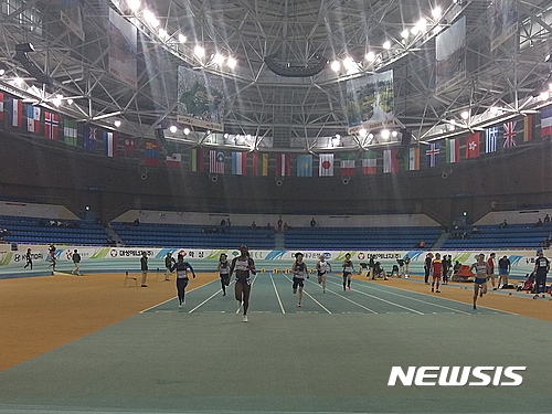 【대구=뉴시스】정창오 기자 = 20일 오전 대구 수성구 대구육상진흥센터에서 '2017 대구세계마스터즈 실내육상경기대회'가 열려 여성 선수들의 60m 달리기 경기가 진행되고 있는 가운데 관중석은 텅빈모습을 보이고 있다. 2017.03.20.  jco@newsis.com 