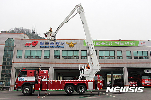 【칠곡=뉴시스】박홍식 기자 = 경북 칠곡소방서는 건물 12층(36m)까지 인명을 구조할 수 있는 최신형 굴절사다리차를 도입했다고 21일 밝혔다. 칠곡소방서 앞에서 시범을 보이고 있는 굴절사다리차. 2017.03.21 (사진=칠곡소방서 제공)  photo@newsis.com 