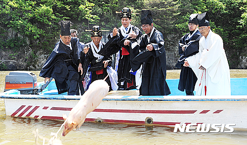 【양산=뉴시스】안지율 기자 = 21일 경남 양산시는 내달 2일 원동면 용당리 가야진사 일원에서 경남도 무형문화재 제19호인 가야진용신제를 봉행한다. 사진은 지난해 봉행 모습. 2017.03.21.(사진=양산시 제공)  photo@newsis.com 