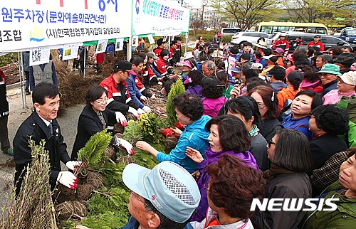 【함양=뉴시스】정경규 기자 = 경남 함양군은 오는 24일 상림공원 주차장에서 제72회 식목일을 맞아 산림의 중요성을 알리고 내 나무를 갖고 심고 가꾸는 것에 대한 분위기를 조성하기 위해 나무 나눠주기 행사를 실시한다고 21일 밝혔다.2017.03.21.(사진=함양군 제공)  photo@newsis.com 