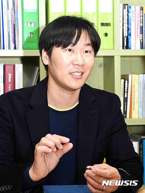 【부산=뉴시스】하경민 기자 = 부경대는 신소재시스템공학과 권한상(40) 교수가 알루미늄과 스테인리스스틸, 탄소강의 성질을 동시에 가진 '하이브리드(혼성) 금속'을 이용한 제품 상용화를 추진한다고 21일 밝혔다. 2017.03.21. (사진=부경대 제공)  yulnetphoto@newsis.com