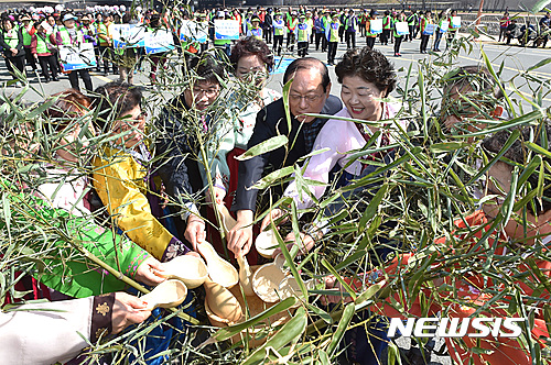 【대구=뉴시스】배소영 기자 = 대구시 남구는 오는 22일 구민체육광장에서 ‘세계 물의 날 기념식’을 개최한다. 사진은 지난해 3월 세계 물의 날 행사에 참가한 임병헌 남구청장의 모습. 2017.03.21. (사진=대구 남구청 제공)  photo@newsis.com