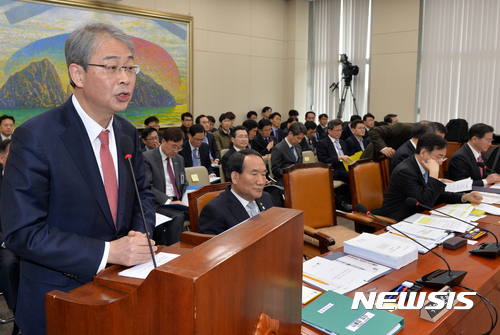 【서울=뉴시스】배훈식 기자 = 21일 오전 서울 여의도 국회에서 열린 정무위원회 전체회의에 참석한 임종룡 금융위원장이 법안 제안설명을 하고 있다. 2017.03.21.  dahora83@newsis.com