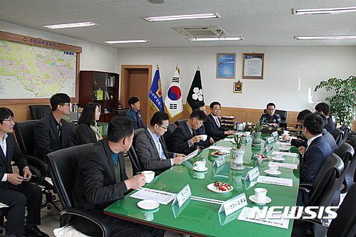 【수원=뉴시스】이준석 기자 = 21일 오전 경기 수원서부경찰서에서 진행 된 '변호사 무료 법률 상담제' 간담회 모습. 2017.03.21 (사진 = 경기 수원서부경찰서 제공)  photo@newsis.com