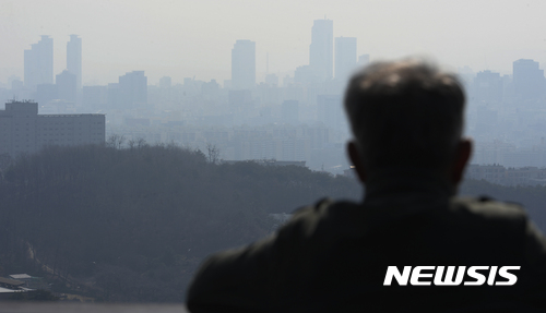 【서울=뉴시스】최진석 기자 = 서울을 비롯한 대부분 지방에 초미세먼지 농도가 '나쁨'을 나타내고 있는 21일 오전 서울 도심이 뿌옇게 보이고 있다. 기상청은 오후 대기의 질이 좋아질 것으로 예보했다. 2017.03.21.  myjs@newsis.com