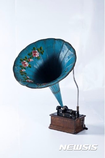 【서울=뉴시스】Thomas A. Edison, <Edison Home Phonograph>, 55.5x87x93(h)cm, Mixed media, 시작가 70만원, 추정가 120만~350만원