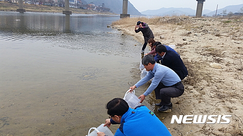 【산청=뉴시스】정경규 기자 = 경남 산청군은 21일 경상남도수산자원연구소 민물고기연구센터에서 지원받은 은어 4만5000 마리를 경호강에 방류하는 행사를 가졌다.2017.03.21.(사진=산청군 제공)  photo@newsis.com 