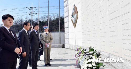 【수원=뉴시스】이정선 기자 = 21일 오전 경기 수원 프랑스군 참전기념비에서 장-뱅 플라세(Jean-Vincent PLACE) 프랑스 국가개혁담당 장관과 박승춘 국가보훈처장 등 내빈들이 참전비를 참배하고 있다. 2017.03.21. (사진=수원시청 제공)  photo@newsis.com