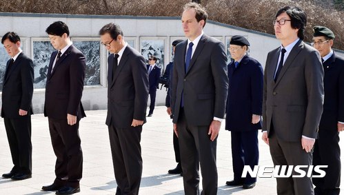 【수원=뉴시스】이정선 기자 = 21일 오전 경기 수원 프랑스군 참전기념비에서 장-뱅 플라세(Jean-Vincent PLACE) 프랑스 국가개혁담당 장관과 박승춘 국가보훈처장 등 내빈들이 참전비에 묵념하고 있다. 2017.03.21. (사진=수원시청 제공)  photo@newsis.com