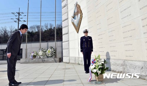 【수원=뉴시스】이정선 기자 = 21일 오전 경기 수원 프랑스군 참전기념비에서 장-뱅 플라세(Jean-Vincent PLACE) 프랑스 국가개혁·간소화 국가개혁담당 장관이 참전비에 묵념하고 있다. 2017.03.21. (사진=수원시청 제공)  photo@newsis.com