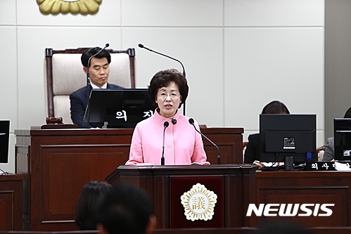 【서울=뉴시스】구정질문에 답변하는 박춘희 송파구청장.   (사진 = 송파구 제공)  photo@newsis.com