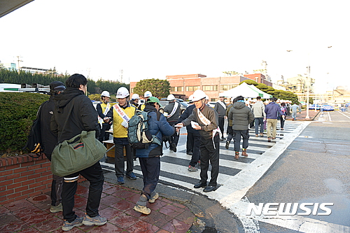 【여수=뉴시스】김석훈 기자 = 전남 여수시(시장 주철현)과 LG화학 여수공장(주재임원 민경호 상무)이 21일 여수국가산단내 LG화학 SM공장에서 민관합동 여수산단 안전문화 캠페인을 전개했다.  이날 행사는 여수시청, LG화학 여수공장, 협력사 등 50여명이 참여해 대정비가 이뤄지고 있는 SM공장의 근로자들의 안전의식 향상을 위한 안전문화 캠페인으로 진행됐다. 2017.03.21. (사진=LG화학여수공장 제공)  kim@newsis.com  