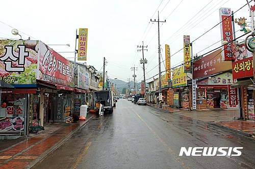 【정읍=뉴시스】김종효 기자 = 21일 전북 정읍시보건소는 봄철 식중독 사고 예방과 안전한 먹거리 환경 조성을 위해 오는 22일부터 28일까지 산외 한우마을 내 식육식당과 시내 식육 전문식당 등 41개소를 대상으로 식중독 예방 진단 컨설팅을 실시한다고 밝혔다.  한때 박리다매의 영업방식으로 쇠고기를 팔며 70여개의 식육식당이 운영될 정도로 큰 인기를 끌었던 정읍 산외 한우마을, 현재도 25개소의 식육식당이 성업 중이다. 2017.03.22. (사진 = 정읍시 제공)  photo@newsis.com