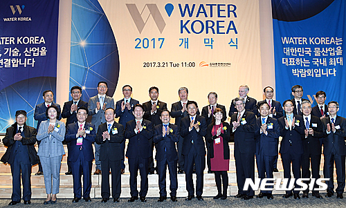 【광주=뉴시스】구길용 기자 = 2017 워터코리아(WATER KOREA 물산업 종합박람회)가 21일 광주 김대중컨벤션센터 다목적홀에서 윤장현 광주시장과 이정섭 환경부차관, 권영진 한국상하수도협회장, 이학수 한국수자원공사장, 미국수도협회(AWWA) CEO 등 국내·외 주요 내빈과 산·학·연 관계자 등이 참석한 가운데 개막했다. 2017.03.21. (사진=광주시 제공)  kykoo1@newsis.com 