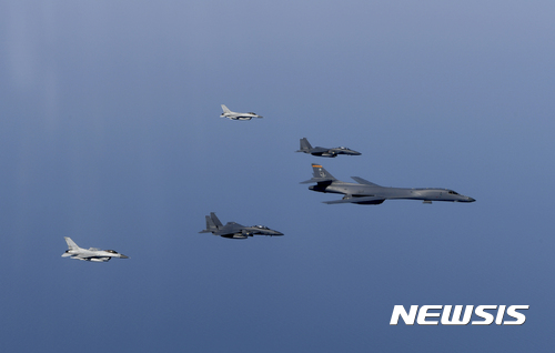 【서울=뉴시스】미 공군 전략폭격기 B-1B가 22일 한반도 상공에서 한국 공군 F-15K 전투기 2대와 KF-16 전투기 2대와 함께 연합훈련을 실시하고 있다. 2017.03.22. (사진=공군 제공)   photo@newsis.com