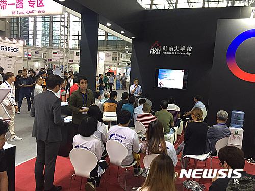 【대전=뉴시스】지난해 11월 중국 심천에서 개최된 '하이테크 페어'(The 18th China Hi-Tech Fair)의 한남대 'Smartech Korea' 공동관 모습 