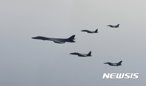 【서울=뉴시스】미 공군 전략폭격기 B-1B가 22일 한반도 상공에서 한국 공군 F-15K 전투기 2대와 KF-16 전투기 2대와 함께 연합훈련을 실시하고 있다. 2017.03.22. (사진=공군 제공)  photo@newsis.com