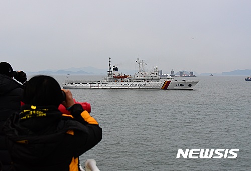 【진도=뉴시스】이종일 기자 = 세월호참사 유가족들이 23일 오전 전남 진도 사고해역에서 배에 탄 채 1.5㎞ 거리에서 세월호 인양작업이 진행되고 있는 현장을 바라보면서 온전한 인양을 기원하고 있다. 2017.03.23. (사진 = 안산시 제공)  photo@newsis.com