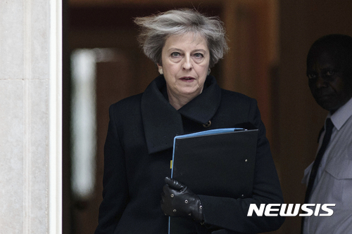 【런던=AP/뉴시스】테리사 메이 영국 총리가 23일(현지시간) 런던 테러에 관한 연설을 하기 위해 의회로 이동하고 있다. 2017.3.23. 