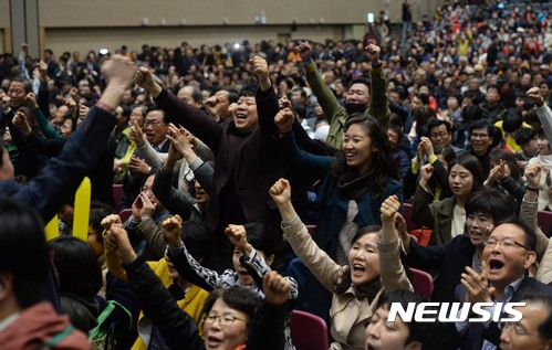 【광주=뉴시스】홍효식 기자 = 국민의당 광주·전남·제주권역 제19대 대통령선거후보자 선출 완전국민경선이 열린 25일 오후 광주 서구 치평동 김대중컨벤션센터에서 특정 후보의 지지자들이 연호하고 있다. 2017.03.25.  yesphoto@newsis.com