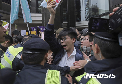 【홍콩=AP/뉴시스】2014년 '우산혁명' 지도자인 조슈아 웡 데모시스토(香港衆志)당 비서장이 26일 행정장관 선거가 진행 중인 홍콩컨벤션센터 앞에서 반중 시위를 벌이고 있다. 2017.03.26 