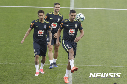Brazil's players Diego Souza, right, Diego, center, and Neymar practice during a training session in Sao Paulo, Brazil, Sunday, March 26, 2017. Brazil will face Paraguay in a 2018 World Cup qualifying soccer match on March 28. (AP Photo/Andre Penner)